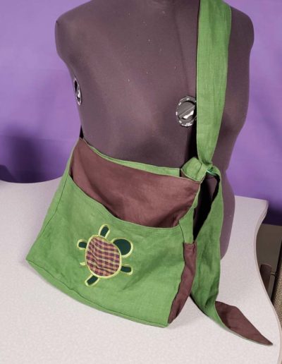 Linen tote bag with turtle on the front